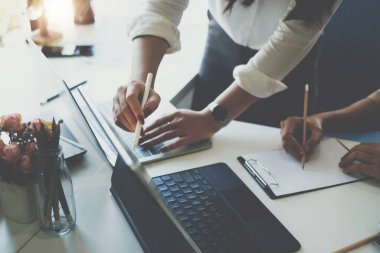 Fon yöneticileri takım danışmanlığı ve dijital tablet üzerinden yatırım borsası analizi hakkında tartışmalar.