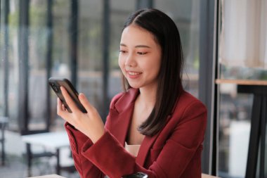 Bir iş kadını, dijital tasarruf hesabı açmak için online bankacılık programı kullanarak KYC 'yi tamamlıyor. Siber güvenliğin tanımı.