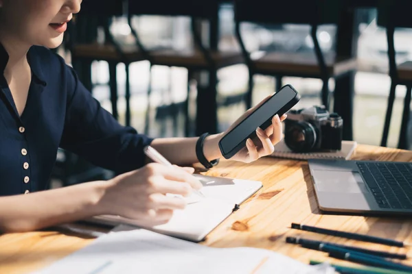 Una mujer de negocios completa KYC utilizando un programa de banca en línea con el fin de abrir una cuenta de ahorros digitales. Definición de ciberseguridad. — Foto de Stock