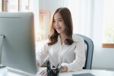 E-öğrenme, çevrimiçi, eğitim ve internet sosyal mesafesi COVID-19 virüs kavramından korunuyor. Asyalı kadın öğrenci video konferansı öğretmeniyle evdeki masaüstü bilgisayarında e-öğrenme.