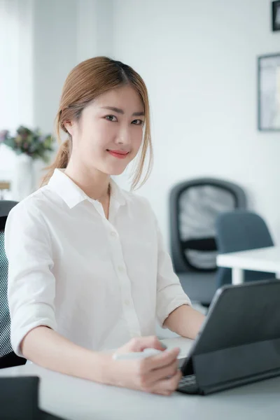 E-lärande, online, utbildning och socialt distansarbete på internet skyddar mot COVID-19-virus. Asiatisk kvinna student video konferens e-lärande med lärare på digital surfplatta hemma. — Stockfoto