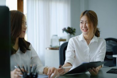 Üniversite öğrencileri final sınavından önce birlikte okuyor, çalışıyor ve özel ders veriyorlar..