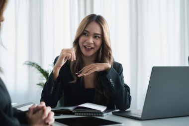 Bir iş görüşmesi sırasında, İK yöneticileri iyi bir çalışan arıyorlar. Yönetici, aday hakkında olumlu bir izlenim edindi.