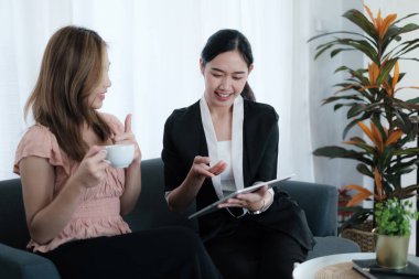 Sigorta acentesi yaşlılar için sağlık sigortası planı öneriyor ve açıklıyor. Asyalı kadın hayat planını seçiyor ve sigortayı kurtarıyor..