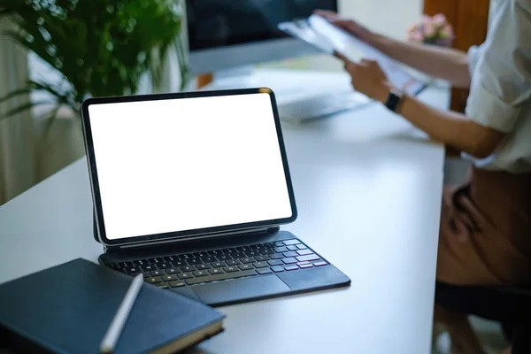 Mockup cyfrowy tablet biały ekran i azjatycka bizneswoman pracuje na tle. Pusty ekran do reklamy. — Zdjęcie stockowe