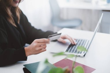 Sanal dijital varlık ve metaevren simgesi ile ödeme yapmak üzere çevrimiçi alışveriş uygulaması ve doldurma numarası için kredi kartı yazmaktan hoşlanan kadınlar.