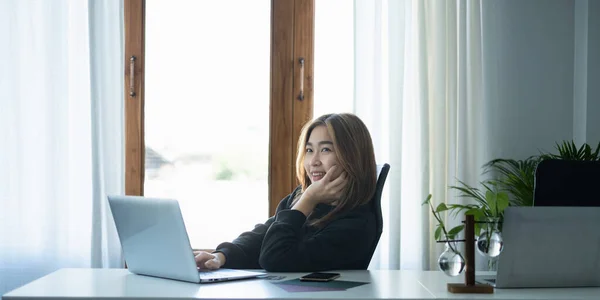 Laptop z makietą z pustym ekranem. Spotkanie biznesmenów i burza mózgów podczas wideokonferencji w domu. — Zdjęcie stockowe