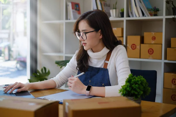 Propietario asiático de pequeñas empresas que trabaja en casa oficina. Mercado minorista de negocios y entrega de marketing de venta en línea, concepto de comercio electrónico para pymes. — Foto de Stock