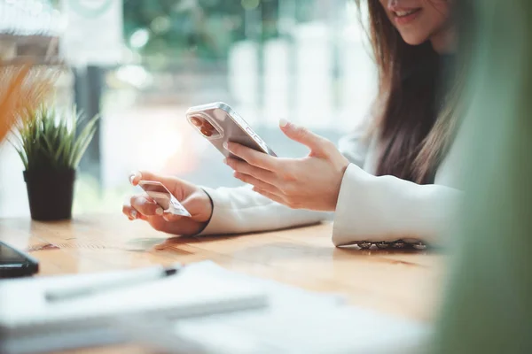 Mujer disfrutar con la aplicación de compras en línea y escribir la tarjeta de crédito para el número de relleno para el pago con activos digitales virtuales y metaverse. — Foto de Stock