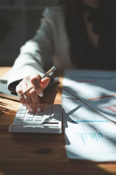 Close up Business žena pomocí kalkulačky pro audit finance rozpočet na dřevěné stůl v kanceláři, daně, účetnictví, statistiky a analytický výzkum koncepce. — Stock fotografie