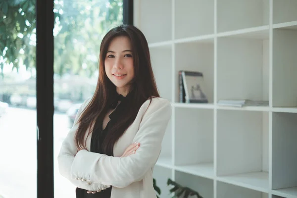 Retrato de la representante de la mujer de negocios sonriendo en su oficina de la compañía de cuentas. concepto de consulta de auditoría. —  Fotos de Stock