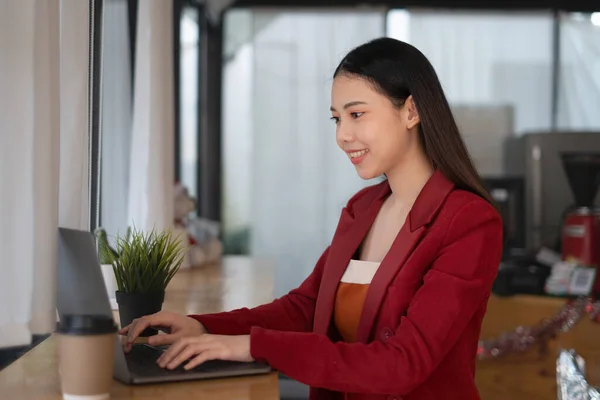 Bir iş kadını bilgisayarını siber güvenliği sağlamak için kullanıyor. Banka hesabı, iş yeri, teknoloji, gelecek, dijital varlık kavramı.. — Stok fotoğraf