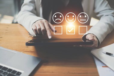 Bir iş görüşmesi sırasında, İK yöneticileri iyi bir çalışan arıyorlar. Yönetici, aday hakkında olumlu bir izlenim edindi.