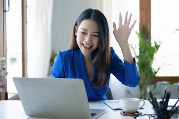 아시아인 여성 블로거들은 팬들 과 이야기하는 파란 수트를 입고 소셜 미디어 애플리케이션을 통해 실시간 스트리밍을 한다. 프리랜서 일을 가정에서 하다. — 스톡 사진