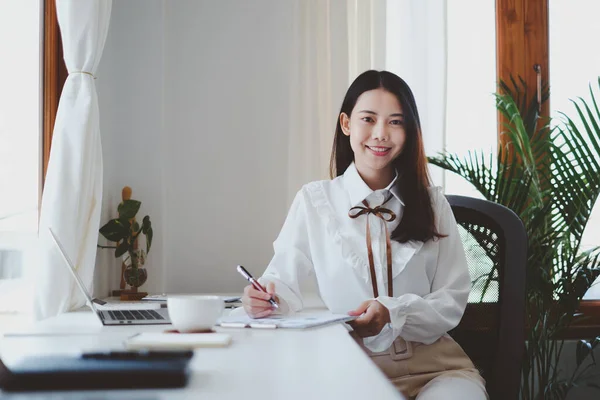 아시아인 사업가 혹은 손에 계산기, 회계 및 절약 개념으로 서류를 들고 있는 아시아 의 사업가. — 스톡 사진