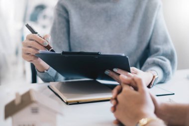 Doktor hastaya hayat planını tartışıyor ve açıklıyor. Tıp ve sağlık ve sigorta kavramı.