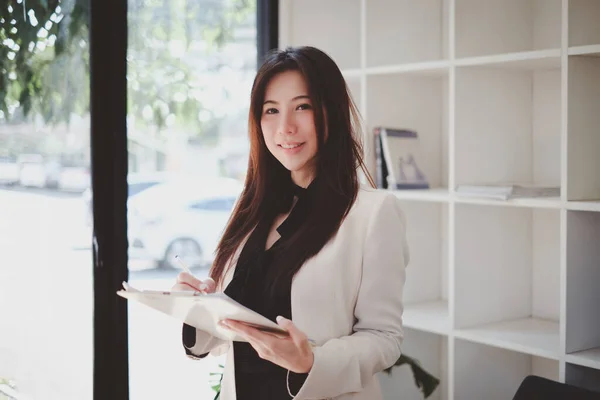 Mujer de negocios asiática que trabaja para analizar el gráfico de precios técnicos y el indicador. cuenta o ahorro de dinero o concepto de seguro. —  Fotos de Stock
