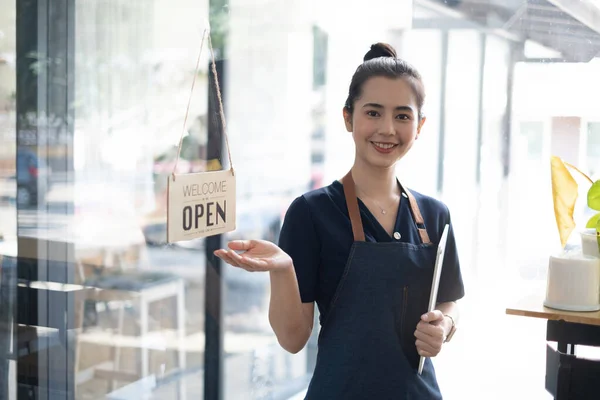 Retrato de mujer asiática barista café propietario sonrisa mientras que la cafetería abierta. Empresario PYME vendedor concepto de negocio. — Foto de Stock
