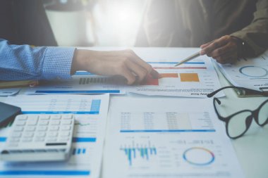 Denetim ekibinin birlikte çalıştığı ve şirketin yozlaşması için işlemleri araştırdığı görüntü. Finans bütçesi kavramı.