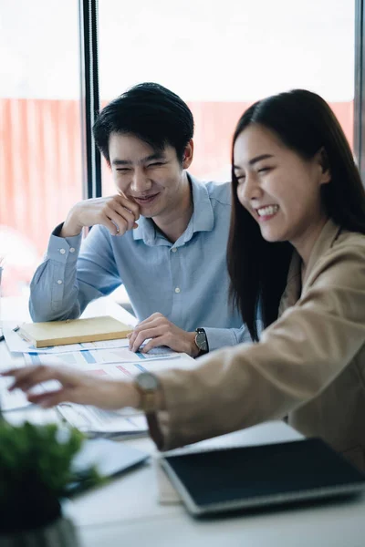 Administración feliz y trabajando juntos en la sala de reuniones privada. Concepto de financiación empresarial. — Foto de Stock