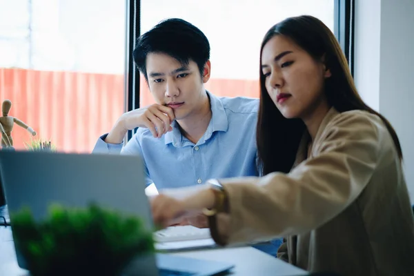 Imagen del equipo de Auditoría trabajando juntos y buscando la transacción por corrupción de la empresa. Concepto de presupuesto financiero. — Foto de Stock