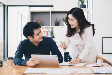 Dijital tablet ve yönetimle çalışan bir grup bilişim danışmanı büyük veriler elde ediyor ve şirketin mali belgelerini analiz ediyor.