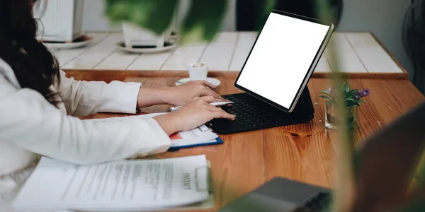 Mujer asiática usando tableta digital con pantalla blanca con teclado. Pantalla en blanco para su publicidad. —  Fotos de Stock