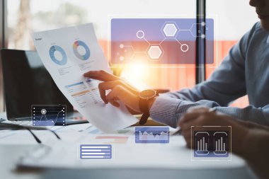 Dijital tablet ve yönetimle çalışan bir grup bilişim danışmanı büyük veriler elde ediyor ve şirketin mali belgelerini analiz ediyor.