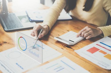 İş kadını analisti mali danışman istatistiksel rapor hazırlıyor çalışma masasında belgeler aranıyor, bilgi taranıyor