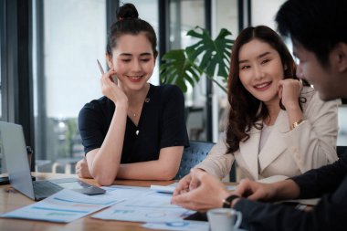 Fon yöneticileri takım danışmanlığı ve dijital tablet üzerinden yatırım borsası analizi hakkında tartışmalar. İş Finans Konsepti.