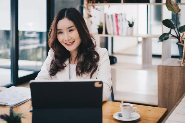Asijské obchodní žena má videohovor s obchodním týmem konzultovat obchodní plán společnosti. Online team meeting video conference. — Stock fotografie