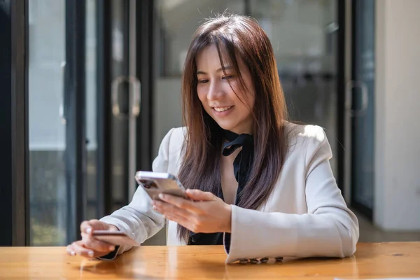 Kobieta cieszyć się z aplikacji zakupów online i wpisując numer karty kredytowej do zapłaty z wirtualnym aktywów cyfrowych i metawersum. — Zdjęcie stockowe