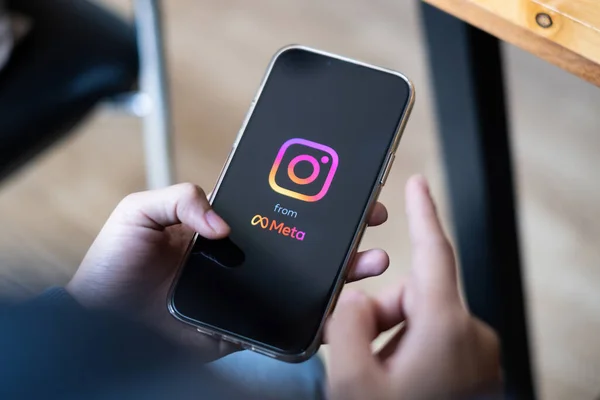 CHIANG MAI, THAILAND - 28 Şubat 2022: iPhone 'da Instagram uygulaması kullanan bir kadın. Meta 'dan kısa videolar yapmak için Instagram makaraları.