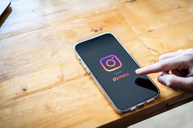 CHIANG MAI, THAILAND - 28 Şubat 2022: iPhone 'da Instagram uygulaması kullanan bir kadın. Meta 'dan kısa videolar yapmak için Instagram makaraları.