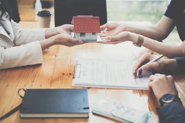 Genç bir çift sözleşme ve fiyattan önce karar verirken, borsacı özel fiyat teklif ediyor. Emlak kavramı.