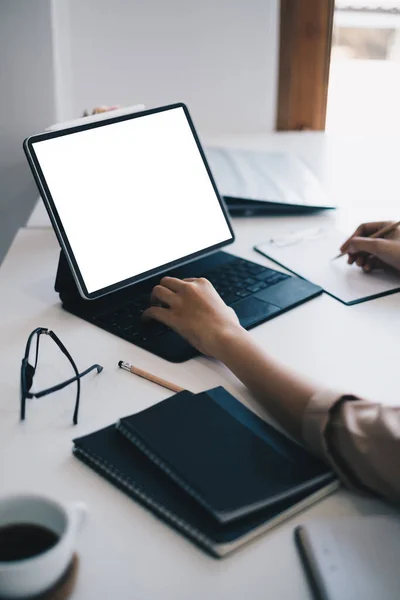 E-learning, online, educação e distanciamento social na Internet protegem do conceito de vírus COVID-19. Asiático mulher estudante vídeo conferência e-learning com professor em tablet em casa. — Fotografia de Stock