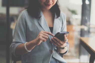 Bir iş kadını, dijital tasarruf hesabı açmak için online bankacılık programı kullanarak KYC 'yi tamamlıyor. Siber güvenliğin tanımı