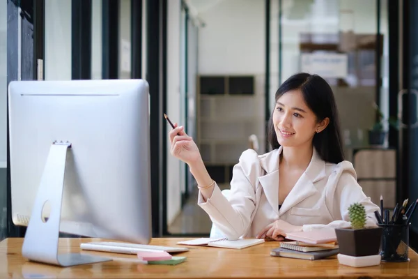 Asian Woman blogger dragen witte pak praten met volgers, live streaming op social media applicatie. Freelance werk van thuis concept. — Stockfoto