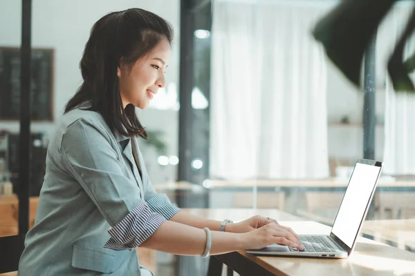 Asian Woman blogger dragen blauwe pak praten met volgers, live streaming op social media applicatie. Freelance werk van thuis concept. — Stockfoto