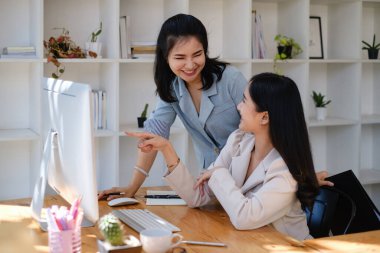 İş adamları, borsadaki yatırımlarla ilgili durumu tartışıyor ve öneriyorlar. Arkadaş canlısı personel toplantı konseptinde takım çalışması..