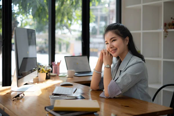 Donna d'affari asiatica che fa videochiamata con il team aziendale per consultarsi sul piano aziendale della società. Videoconferenza riunione team online. — Foto Stock