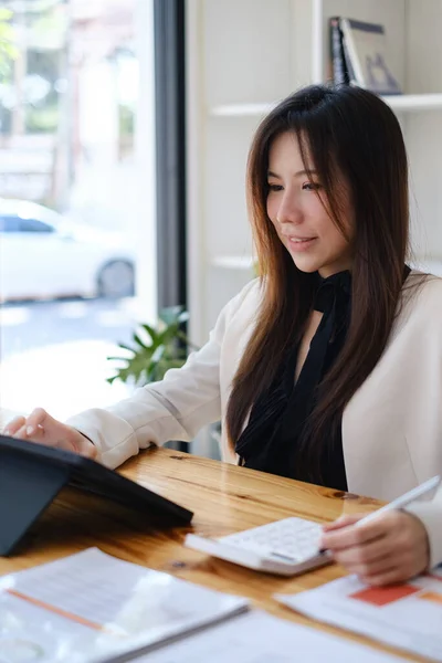 아시아 회계사인 여성 이 회사의 회계 예산 과 재정을 나무 책상 위에서 일하고 있습니다. 컨설팅, 사업, 세금 개념. — 스톡 사진