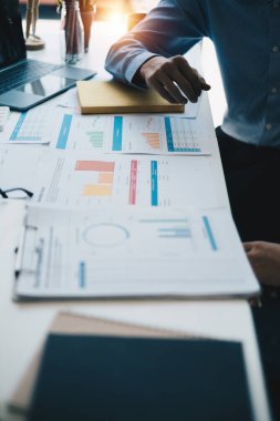 Yönetim veya Muhasebeci, önümüzdeki yıl belirlenen hedefleri tutturmak için finans planlama satışlarını denetlemek üzere ortaklarla görüşüyor. Finans kavramı.