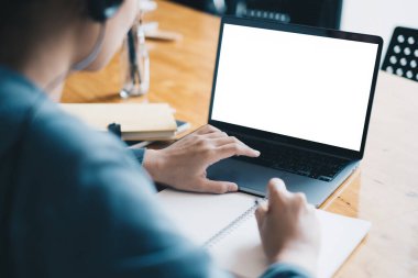 E-öğrenme, çevrimiçi, eğitim ve internet sosyal mesafesi COVID-19 virüs kavramından korunuyor. Asyalı kadın öğrenci video konferansı evde dizüstü bilgisayarda öğretmenle e-öğrenme.