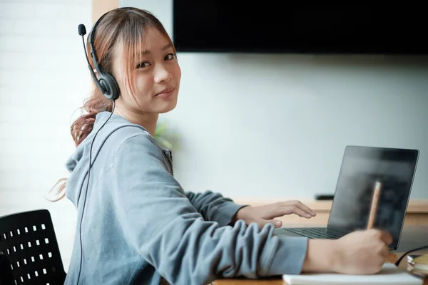 E-learning, online, onderwijs en internet sociale afstand te beschermen tegen COVID-19 virussen concept. Aziatisch vrouw student video conferentie e-learning met leraar op laptop computer thuis. — Stockfoto