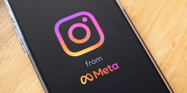 CHIANG MAI, TAILANDIA - 28 de FEB de 2022: Aplicación de Instagram en iPhone 13 Pro Max. Carretes de Instagram para hacer videos cortos de Meta. — Foto de Stock