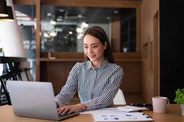 Biznes kobieta przy użyciu laptopa w biurze, konto lub oszczędności pieniędzy lub koncepcji ubezpieczenia. — Zdjęcie stockowe