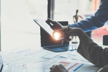 Fon yöneticileri takım danışmanlığı ve dijital tablet üzerinden yatırım borsası analizi hakkında tartışmalar.