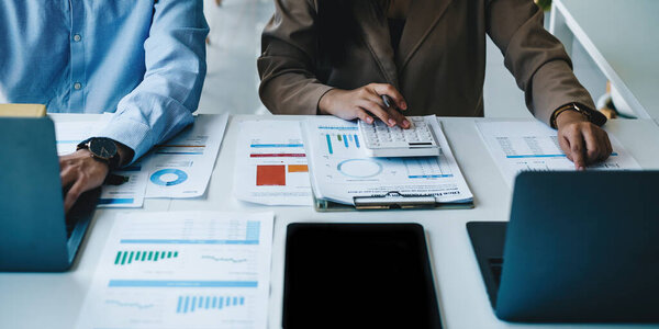 Образ команды аудиторов, работающих вместе и ищущих сделки по коррупции компании. Концепция финансового бюджета.