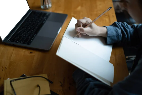 El aprendizaje electrónico, la educación en línea y el distanciamiento social de Internet protegen del concepto de virus COVID-19. Asiática estudiante video conferencia e-learning con profesor en ordenador portátil en casa. — Foto de Stock